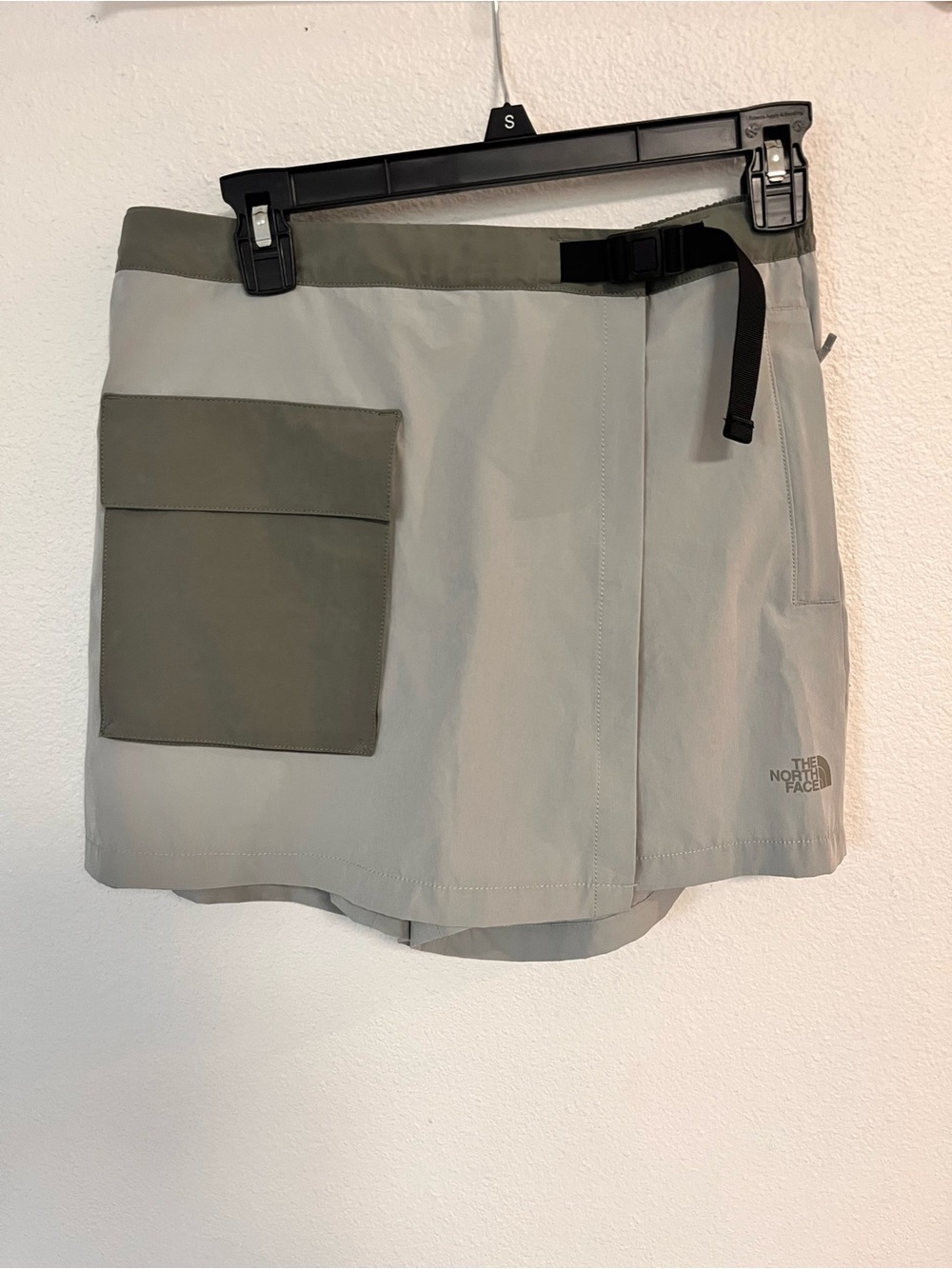 The North Face Women's Skort in Light Gray with Cargo Pocket - Picture 3 of 12